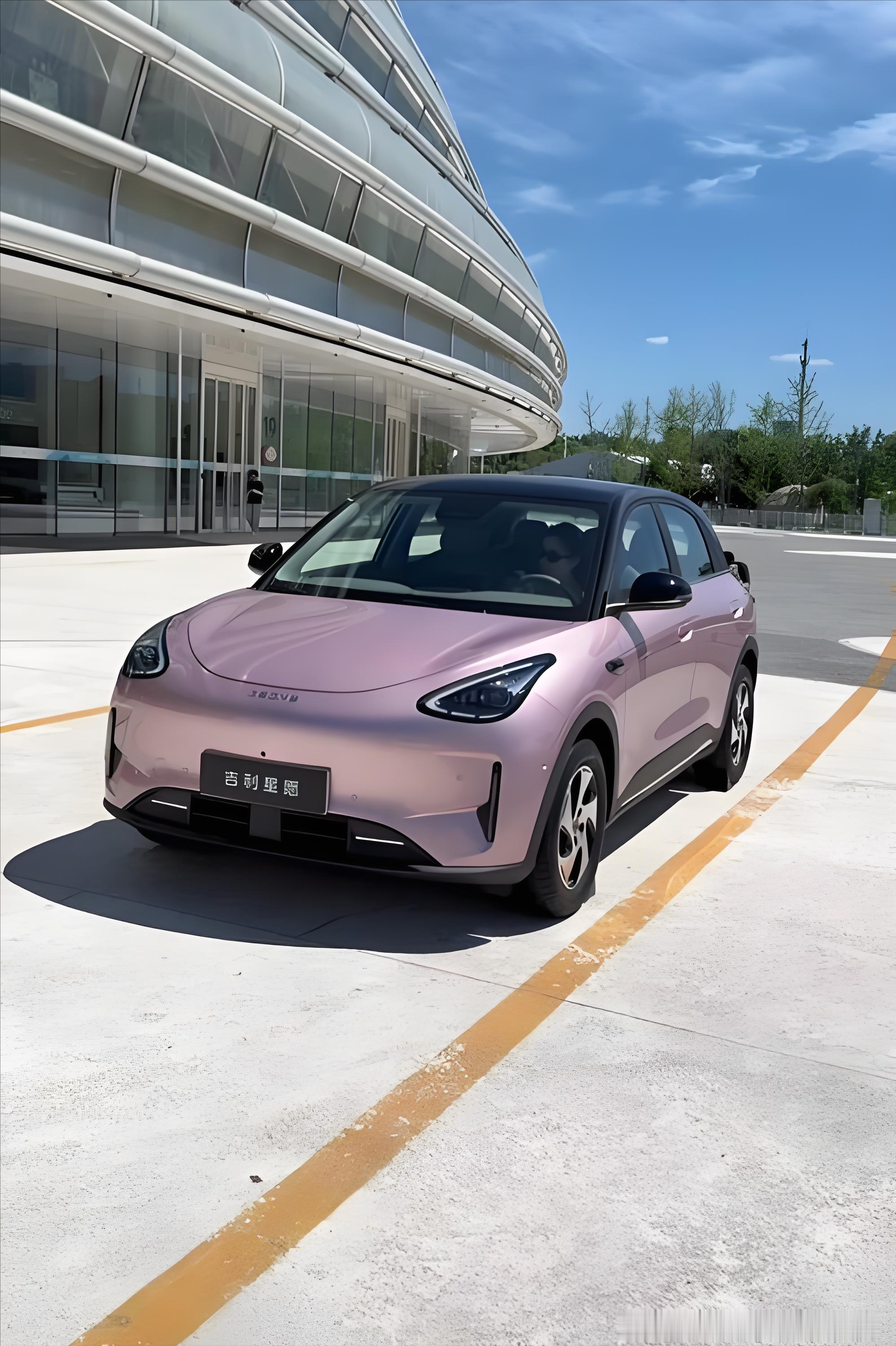 24%，这是8月车市大盘的同比跌幅。同一个8月，吉利星愿以6万多的起售价登上了轿车销量榜首。大盘跌两