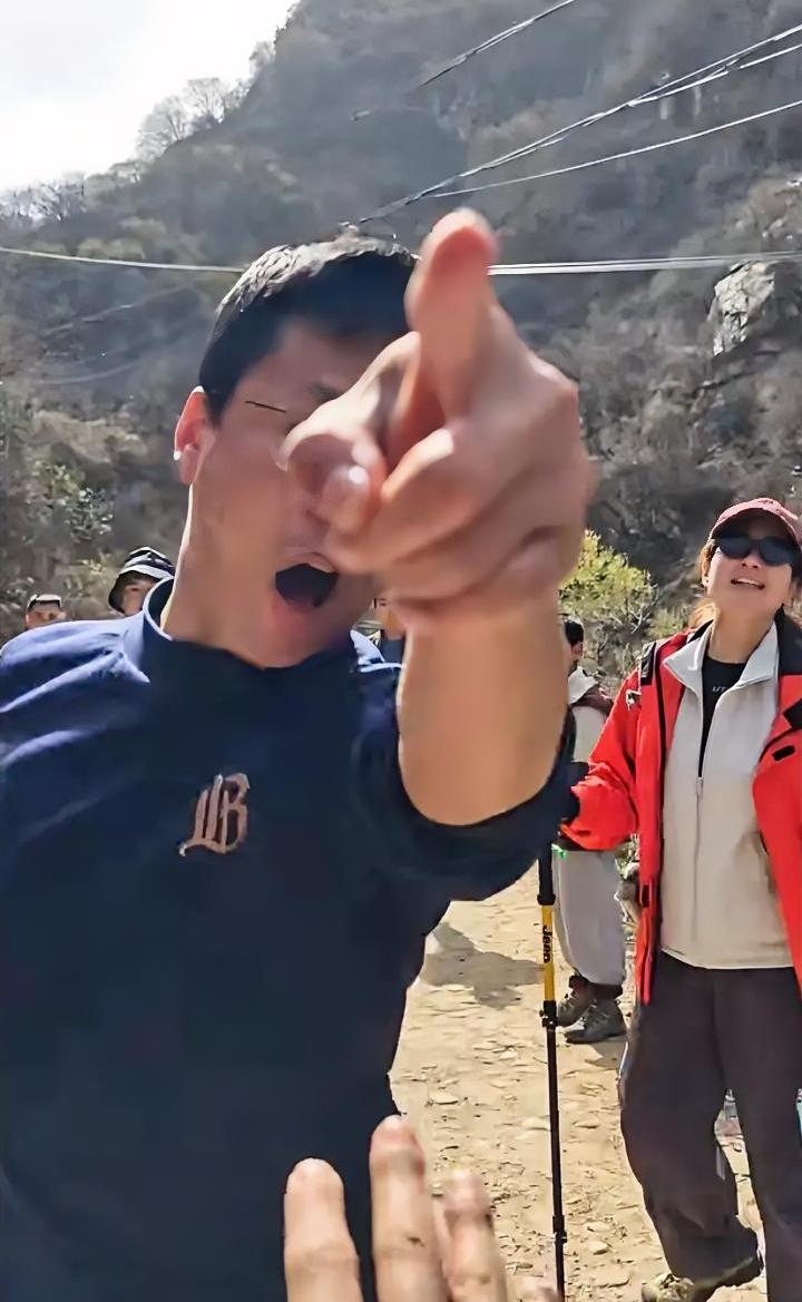 爬山五人组，乱丢垃圾还想打人，感觉他们身份绝对不简单，这次事件估计够他们喝一壶的