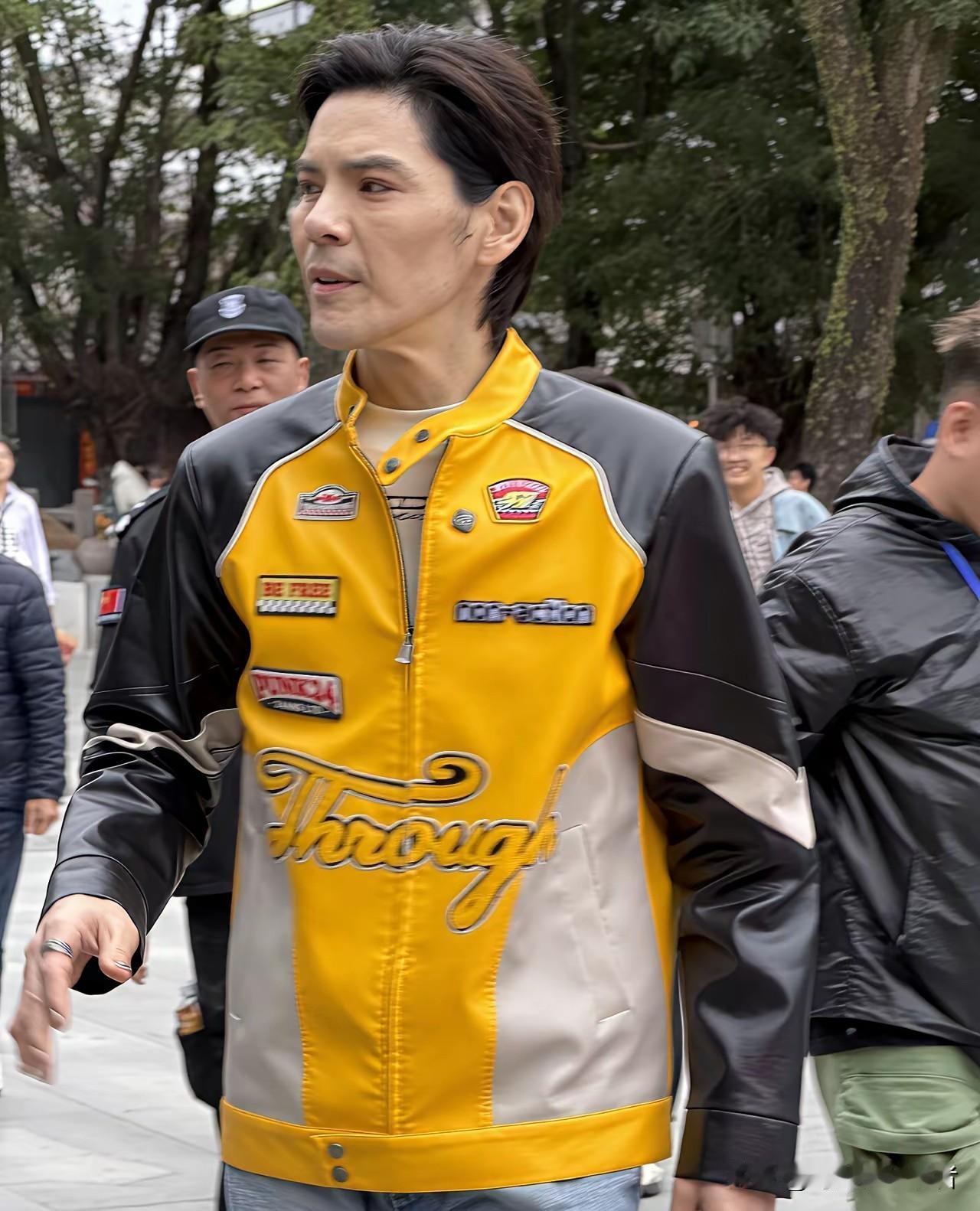 向佐真的是向华强的儿子，越老越像，向佐如今是外表可以女性化也能恢复男儿身。时不