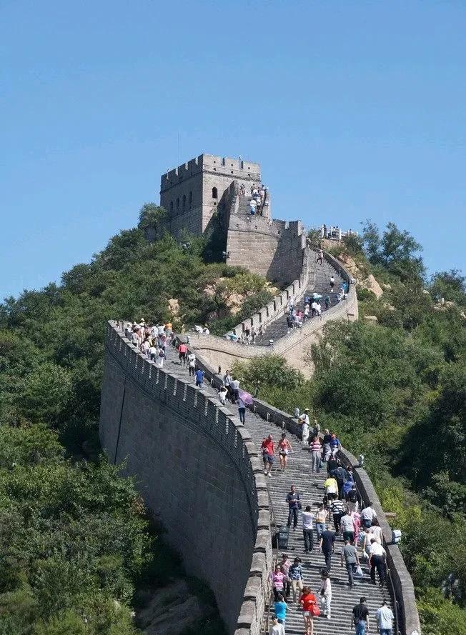 他又来了！哥伦比亚总统佩特罗登上长城，终于了了自己的心愿！而今天又一位曾经登上