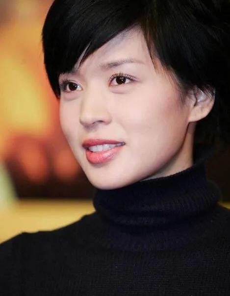 1999年，51岁的张艺谋和19岁的王海珍共进烛光晚餐，但王海珍不胜酒力，张艺谋