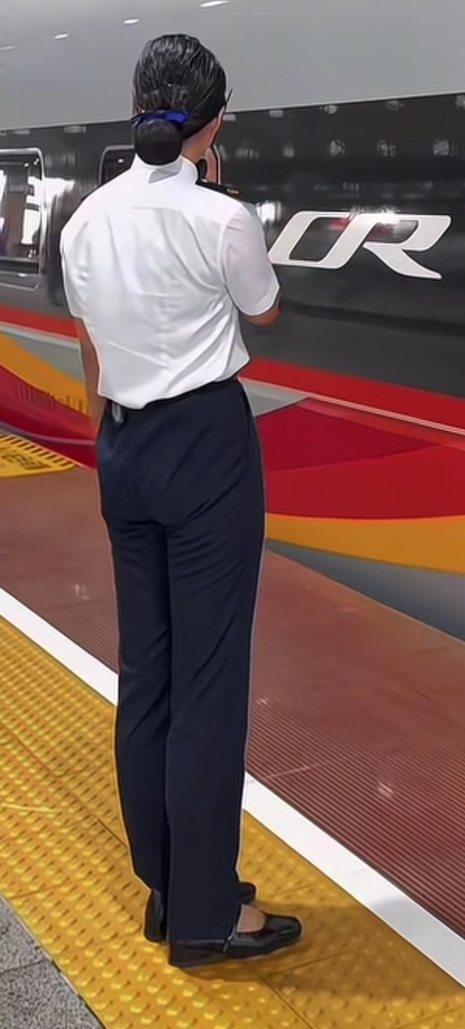 风驰电掣行千里，铁轨连通万里心。