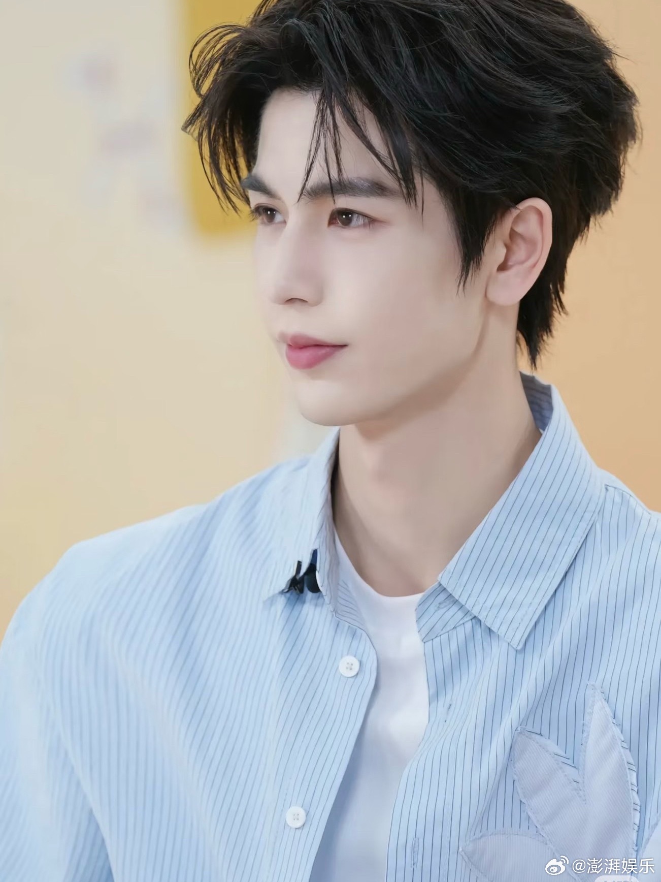 感觉张凌赫有些崩溃了看着真的有点心疼了，高铁站被私生围成那样，换谁不崩溃啊。又是