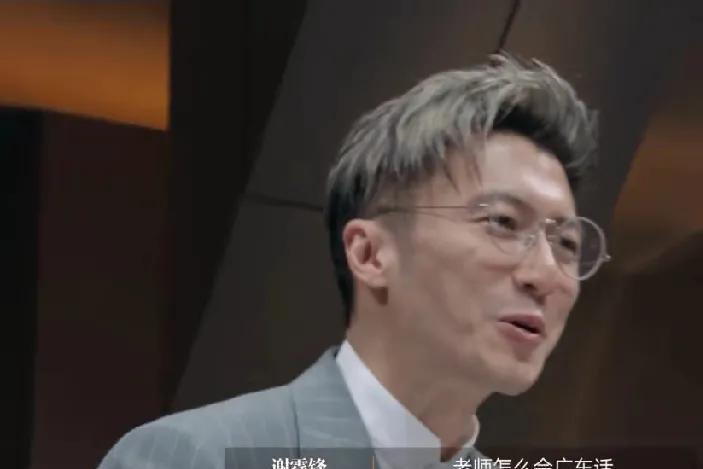 这个男人真的确实很有魅力。说话温文尔雅的，言谈举止非常得体。身材保持好，完全