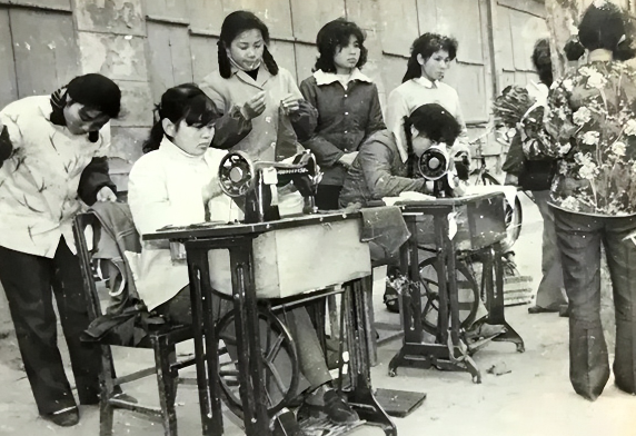 1937年3月26日，雪地里，日军用力撕扯着一个女子的头发，撕掉上衣，砍掉她的双