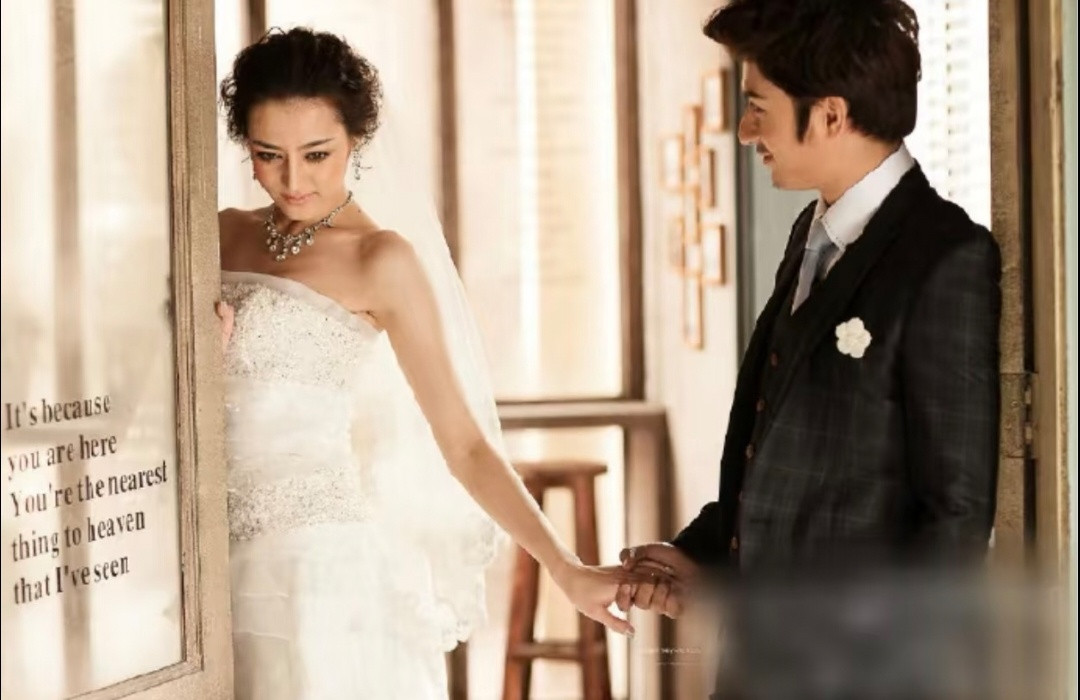 大学时期和同学一起做婚纱模特兼职的迪丽热巴此女的人生履历好精彩素人时期如此貌美