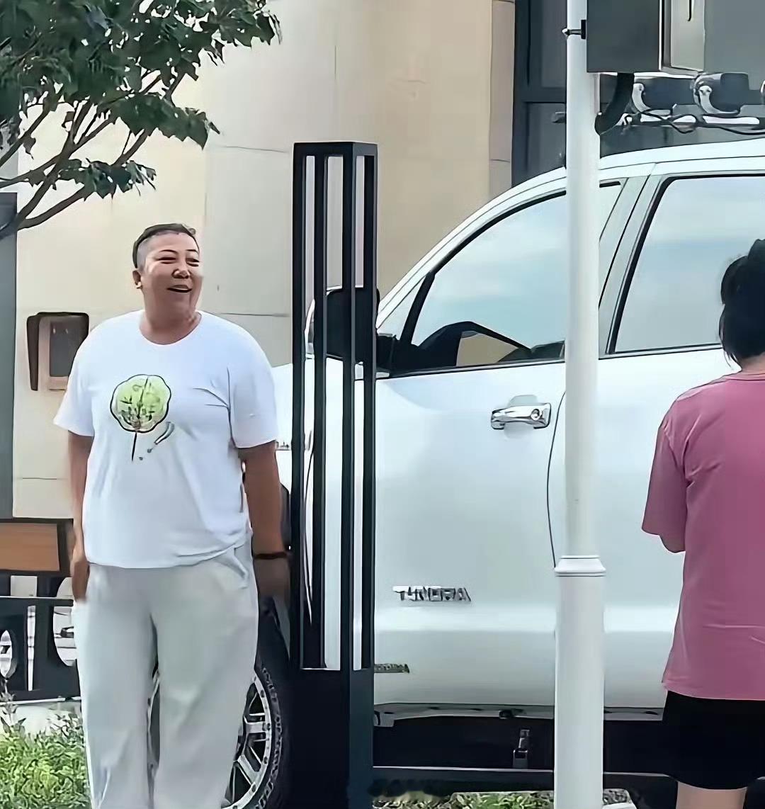 东北雨姐最新近况现身本溪小区✨东北雨姐现身辽宁本溪高档小区楼下站在白色丰田皮卡车