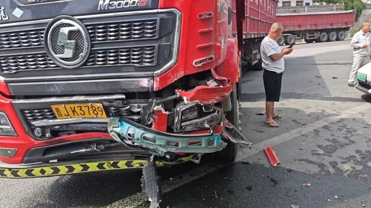 我有很多车，目前开的最多的就是小米因为安全，小命要紧！这个撞击，一个B柱直接抗