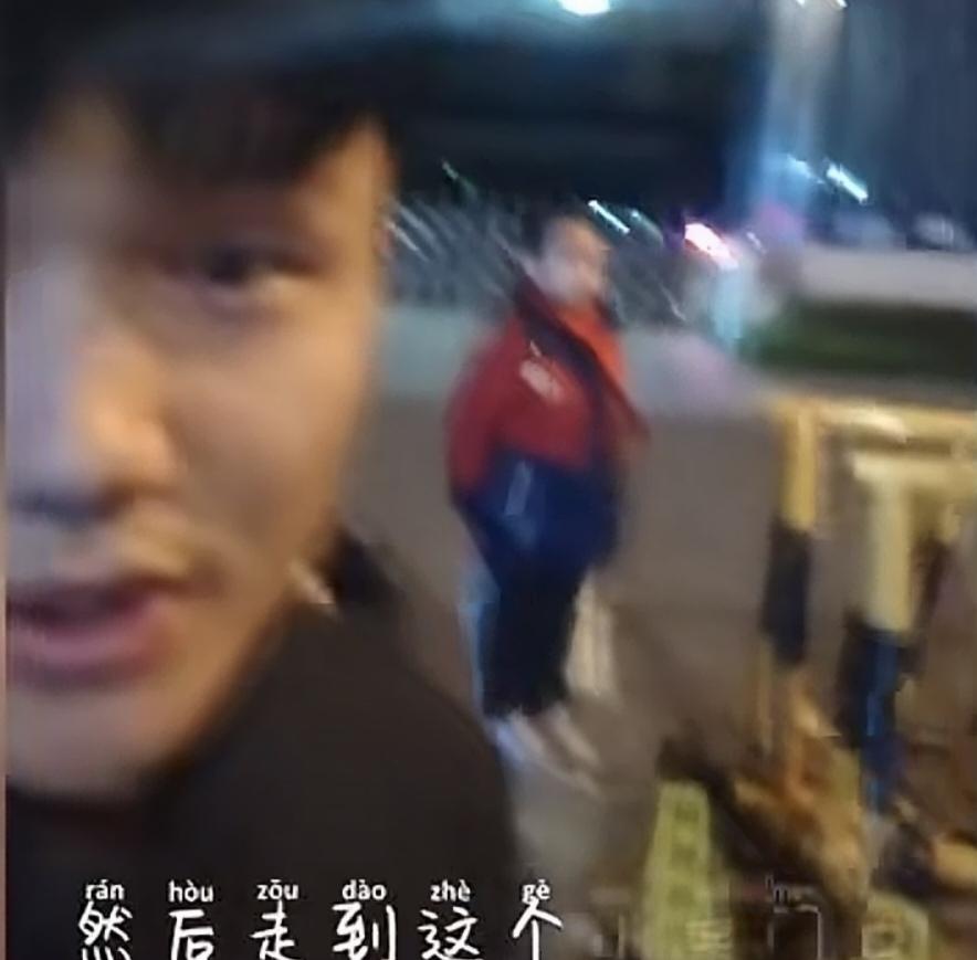 这是一则让人后怕的新闻。3月30日凌晨1点40分，河南洛阳，一名小学生被80多