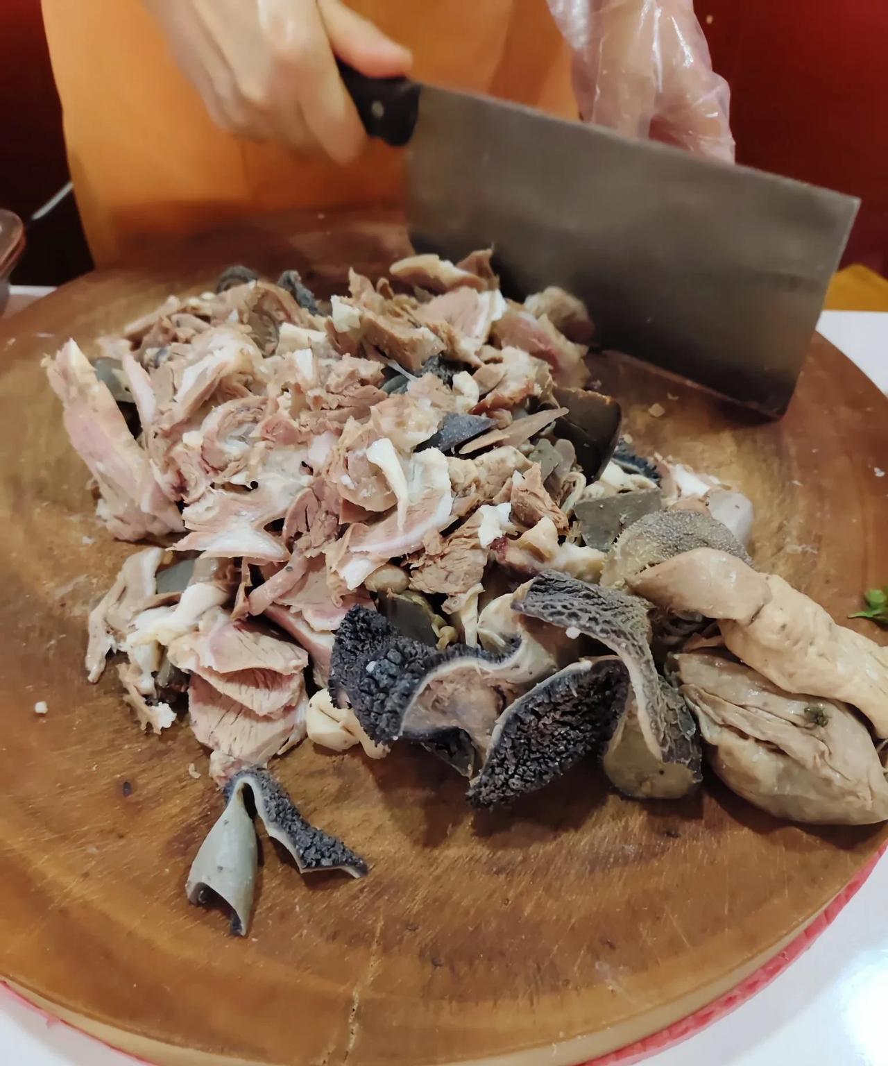 带婆婆来喝莒县羊肉汤。婆婆一听，30块钱一碗，拉着我就走。说那么贵一碗，60块