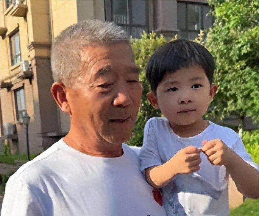 2019年山东枣庄，67岁田新菊硬生生把孩子生下来，亲生儿女当场断绝关系，这个“