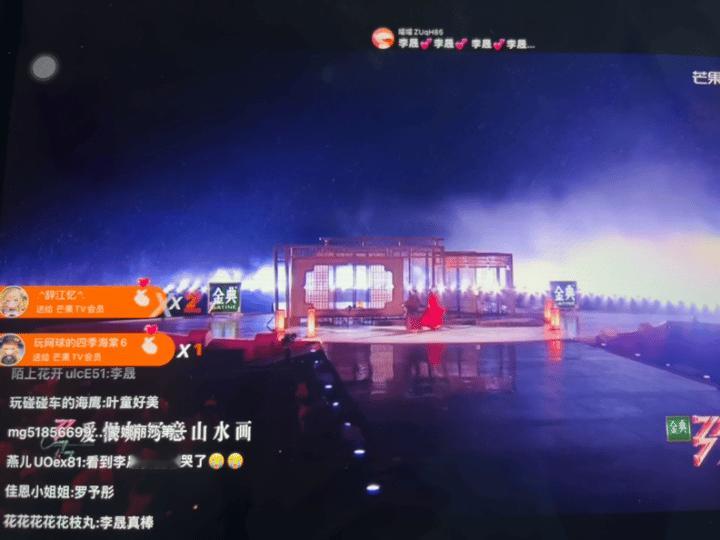 浪姐成团夜让我们把“浪姐没苦硬吃”打在公屏上！！看背景，这个雨下的……结果：李