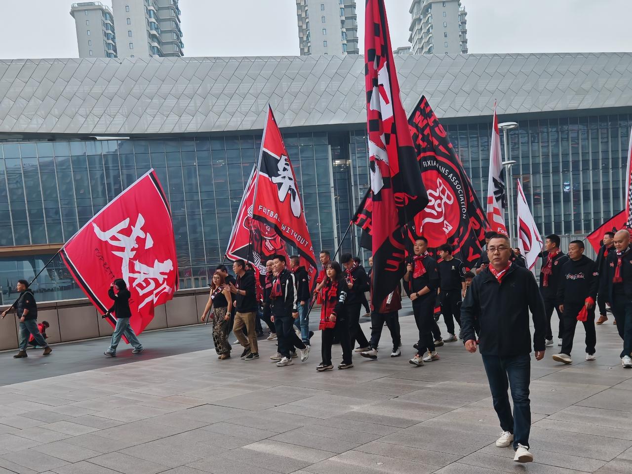 成都蓉城22日主场战申花，凤凰山专业足球场将再次响起雄起声。这是蓉城球迷的福分