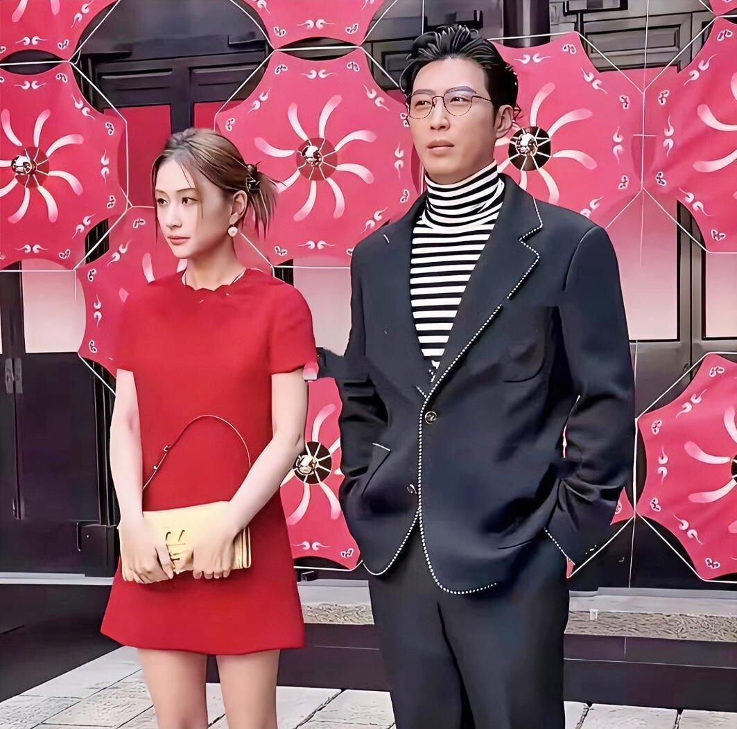 何超莲窦骁一同公开亮相，两人站位距离很远，同框氛围感略显生疏，看着像不太熟的样子