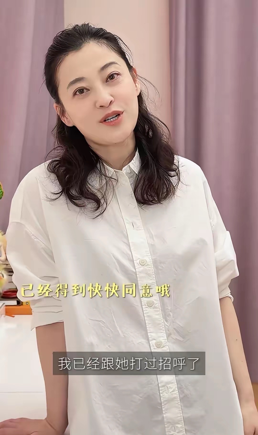 梅婷近日晒出了12岁女儿快快的闺房，干净又有书香气，真是“富养”的范本。