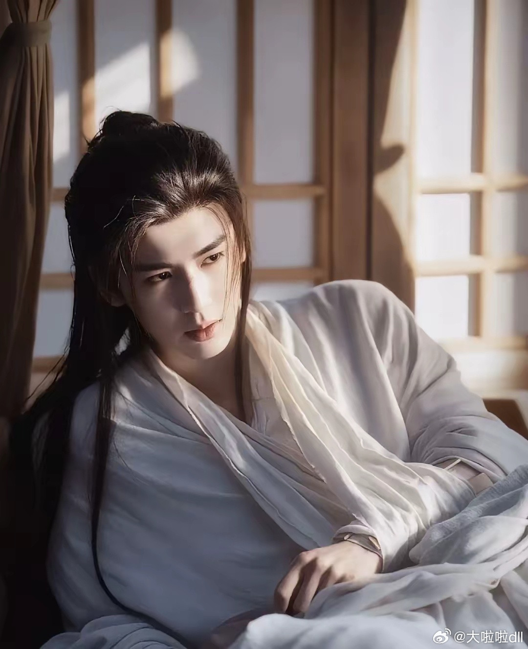 陶晶莹说被张凌赫的古装帅得吓到，怀疑《逐玉》导演曾庆杰“爱上”了张凌赫。网友却说