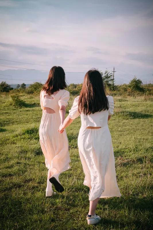 深夜我收到闺蜜的求救短信，等我赶到她家，眼前的景象让我头皮发麻那天凌晨两点