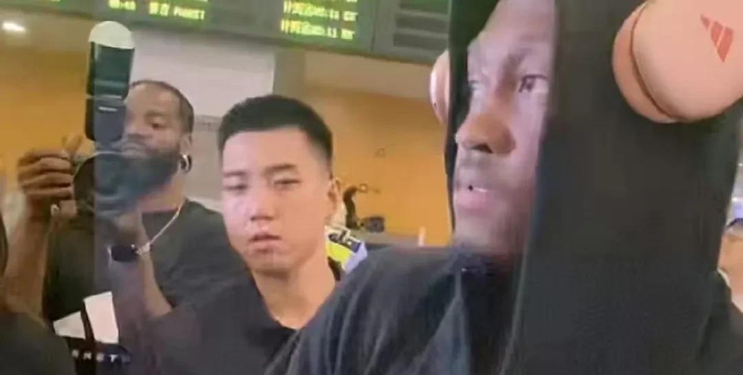杰伦威廉姆斯的落寞肉眼可见，总冠军球队二当家在中国人气那么低。杰伦威廉姆斯的中