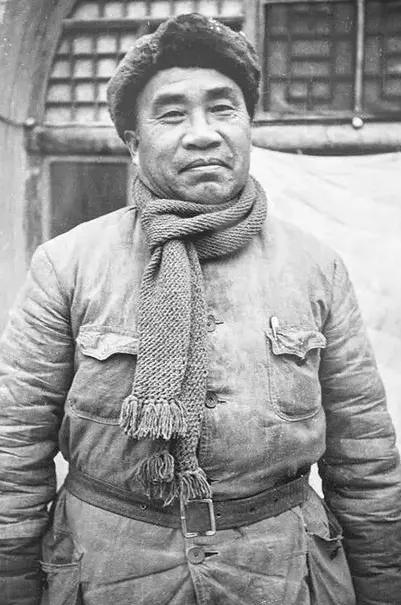 全民上阵1939年秋收时节，在武乡县王家峪村，朱老总带领干部战