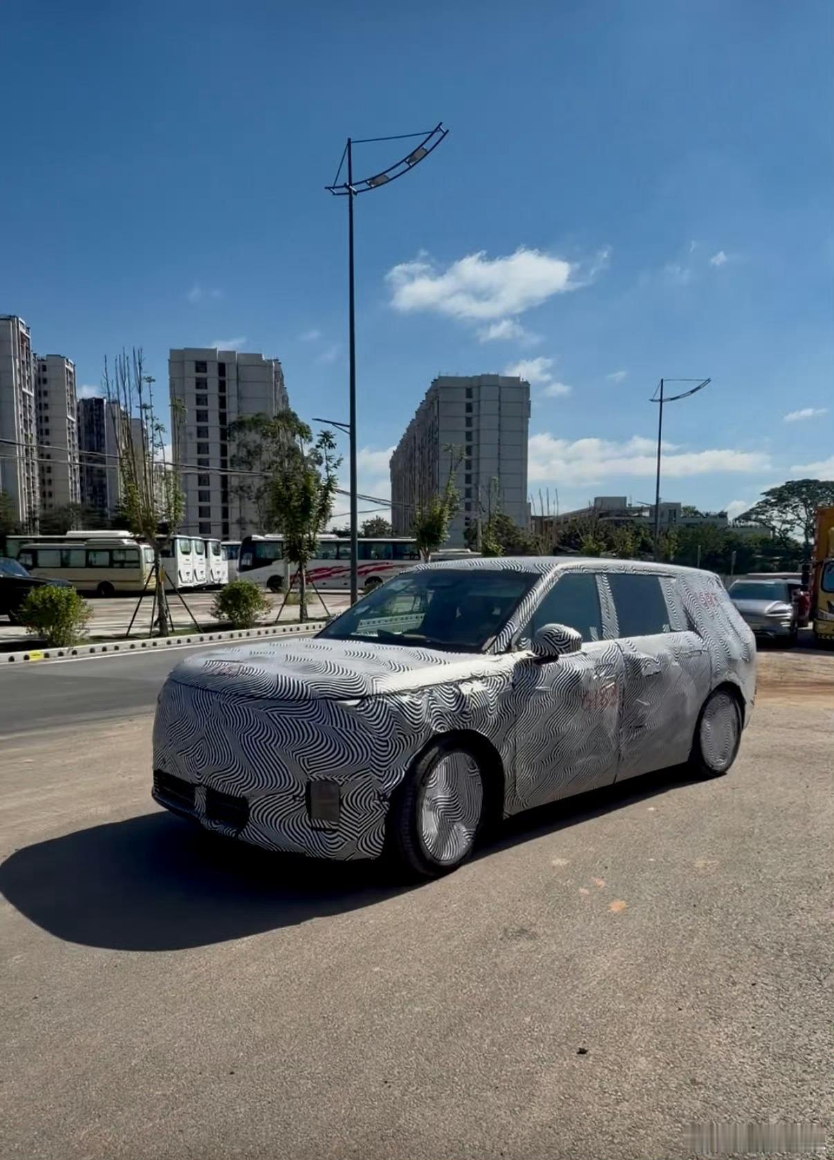 小鹏G01非官方渲染图、实拍伪装车同步曝光！2026年是小鹏产品大周期：计划推出