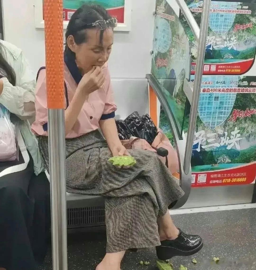 她是怎么做到这么淡定，脸不红的呢？