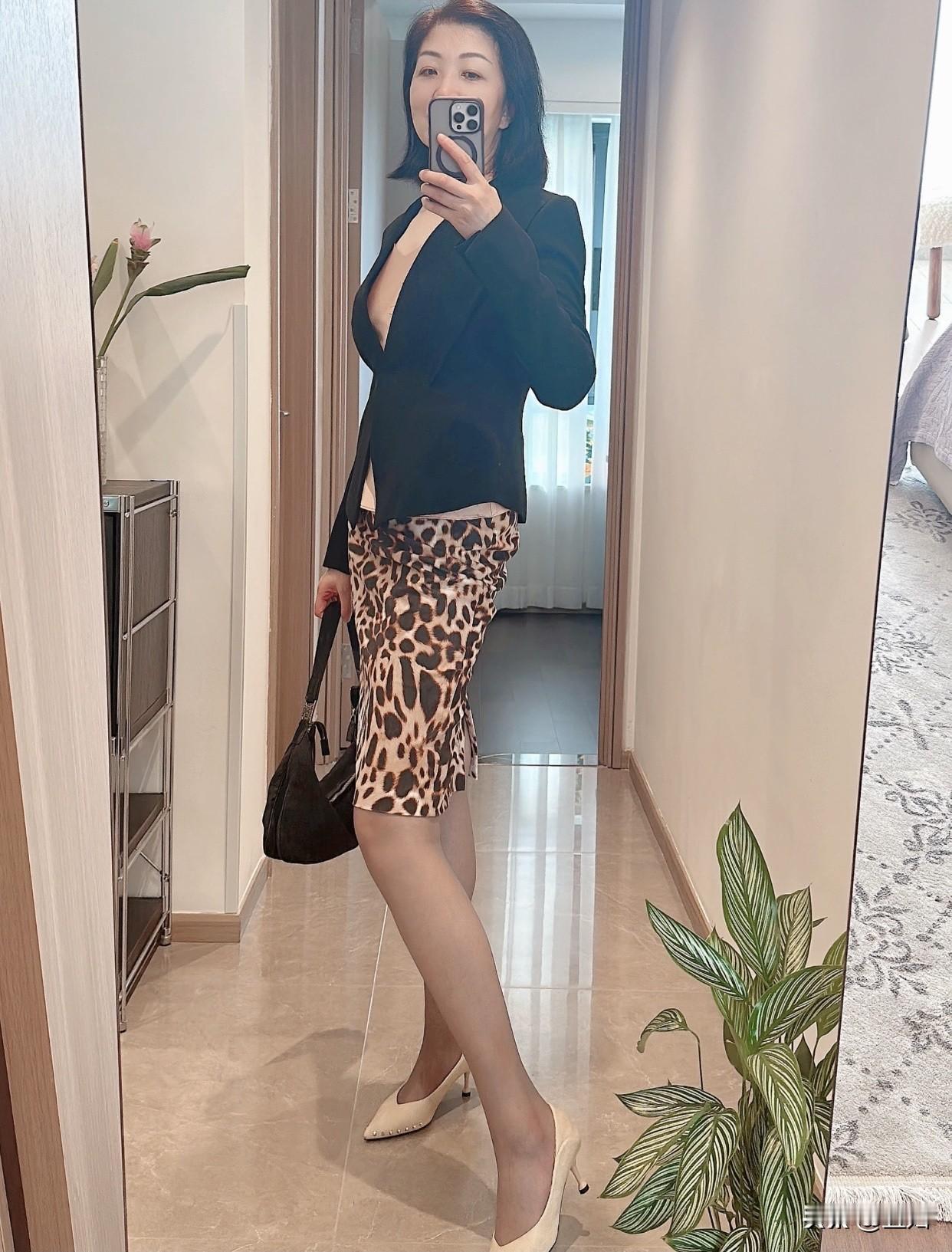 女生如何穿搭看起来时尚更有品味呢优雅职场穿搭，豹纹裙搭配黑色西装，尽显时尚魅力！
