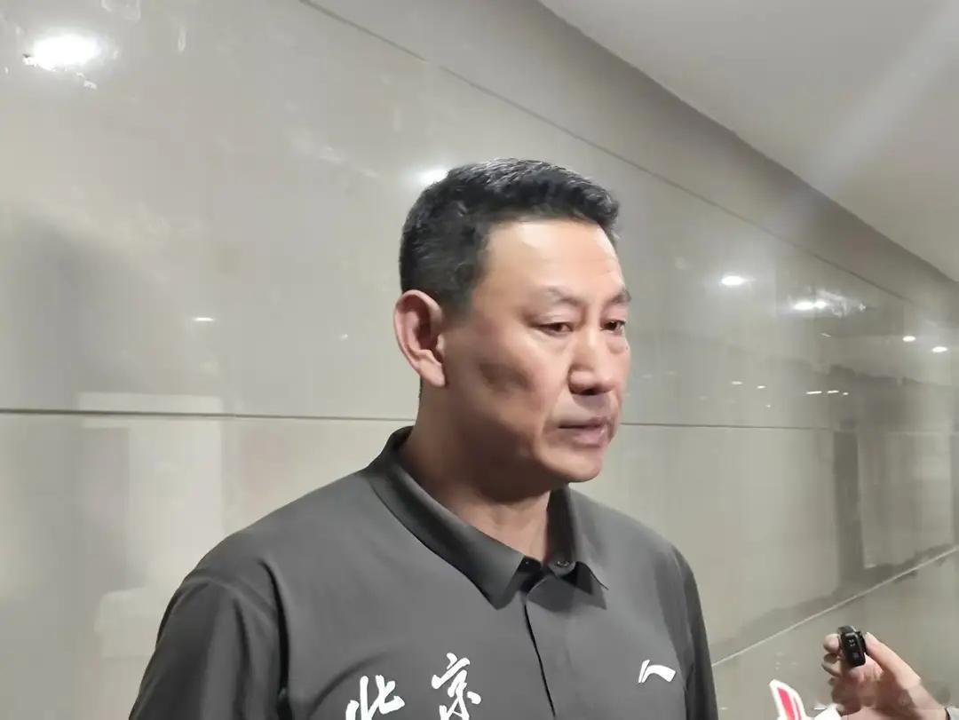 #李楠透露赵睿崴脚伤不重#赛后北京队主教练李楠表示，这是一场“惨烈”的比赛，多人受伤，但锻炼价值也很