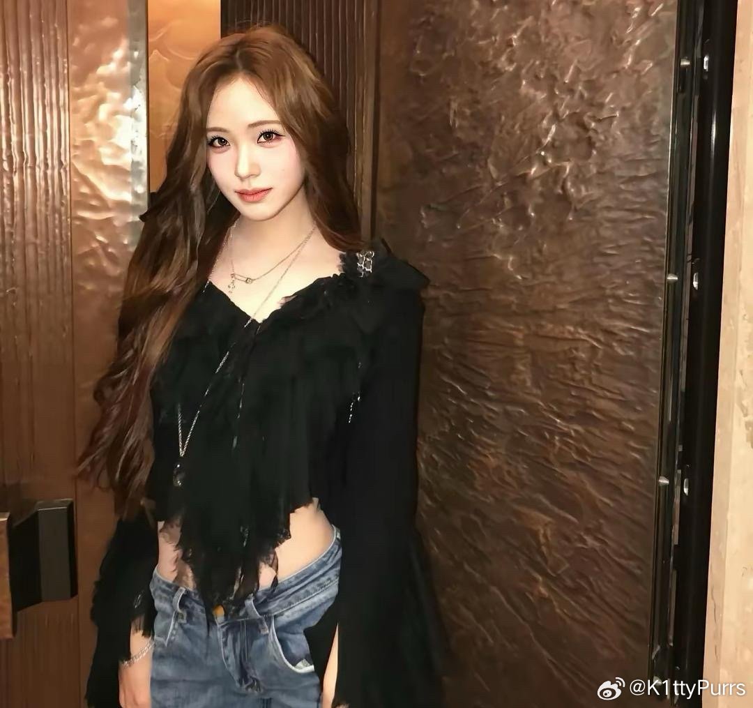 小S的二女儿，终究是长成了她爸爸喜欢的样子，妈妈梦想的样子。​