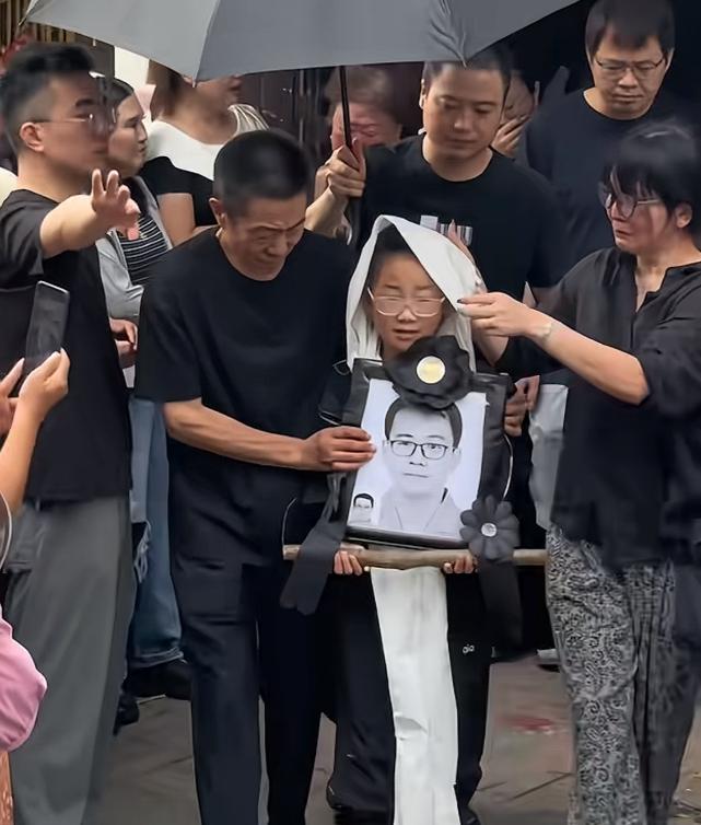 江苏沭阳儿科医生杨国辉正式下葬，百余辆车自发送别，交警特意安排一路绿灯，女儿抱遗
