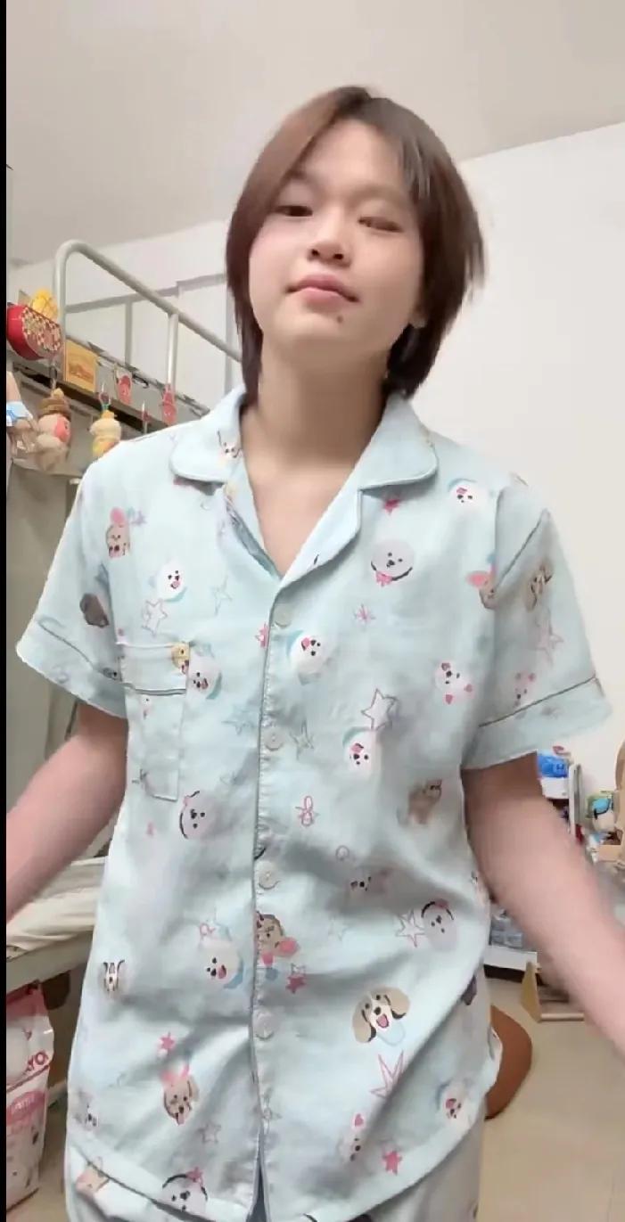 全红婵宿舍变秀场啦✨咱就是说全红婵在宿舍里也太可爱啦！一会儿一套新穿搭，像