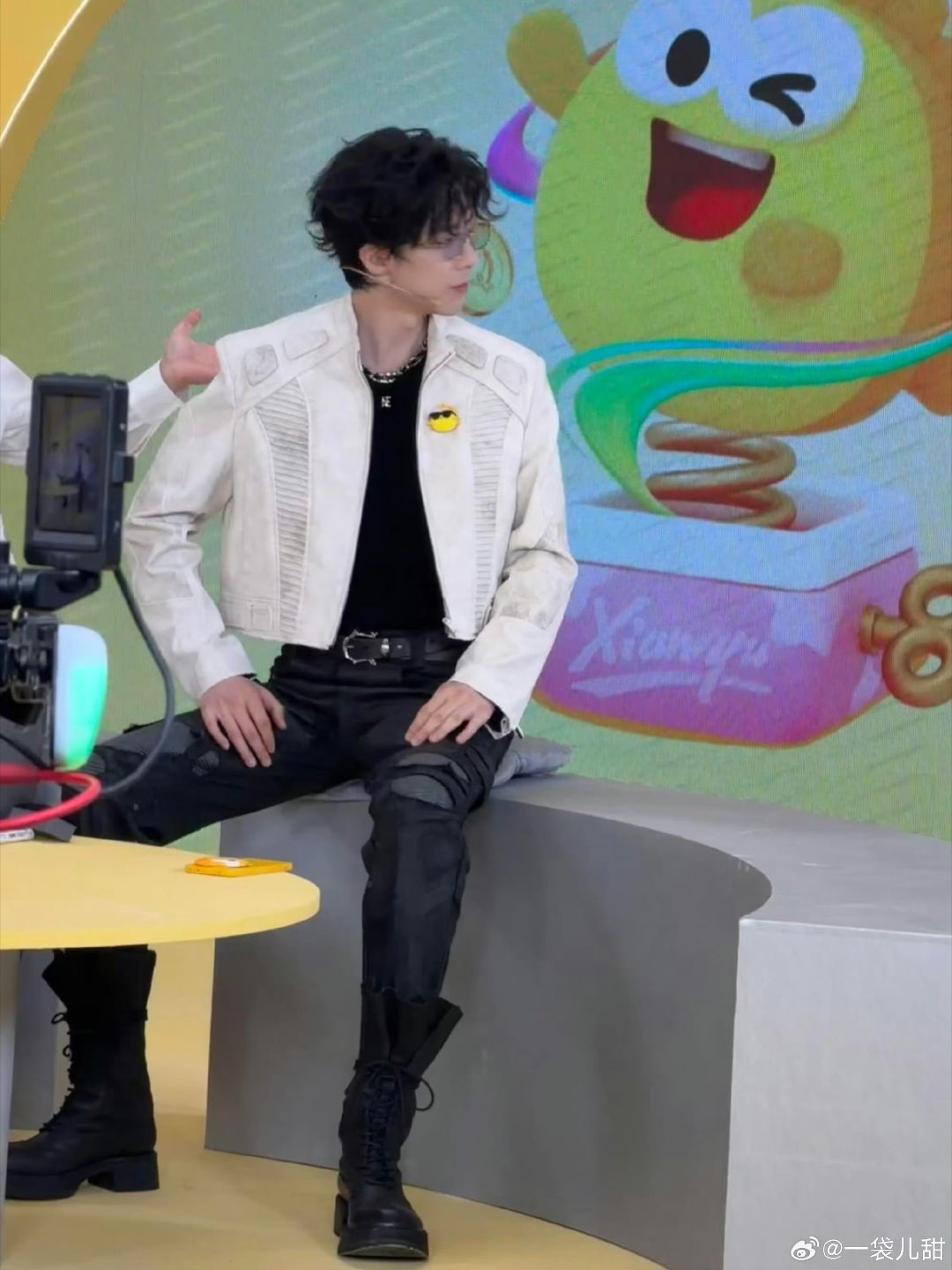 刘宇宁老师为什么裤子里还要穿裤子刘宇宁这操作也太真实了吧，破洞裤造型帅气十足，