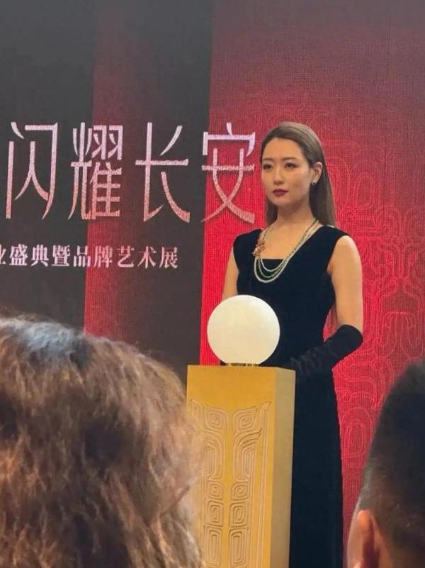 39岁白冰西安街头上热搜！生图状态惊艳全网，难怪胡歌当年坦言：她太美了，我都不敢