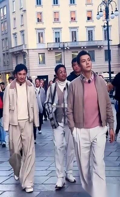 我跟你说，贾冰这是直接换了个身子吧？刷到他最近的照片，我真愣住了。这哪儿还是