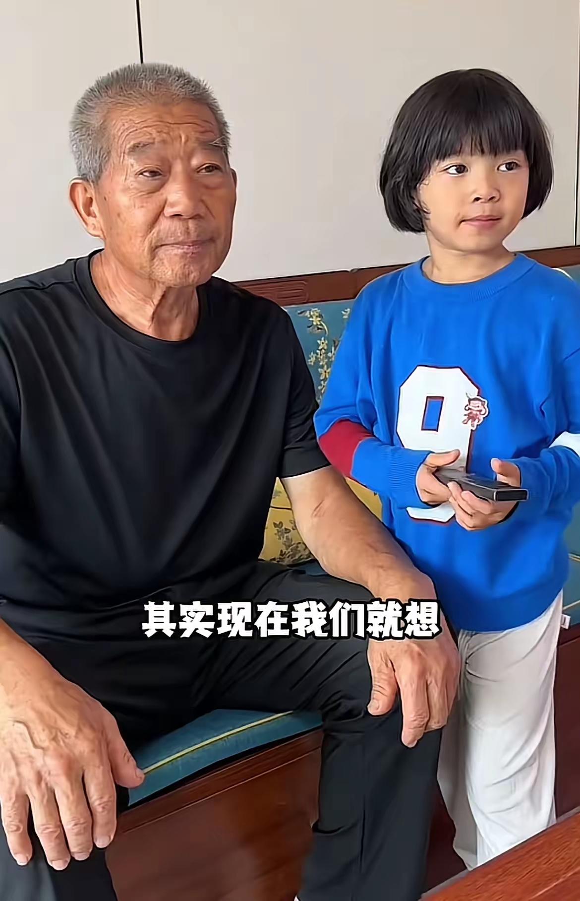 看到小天赐和她爸爸的这张照片我总有一种莫名其妙的心酸。这几年大家也都熟悉了这