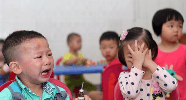 房妈育儿: 孩子在幼儿园不愿意与他人沟通, 你应该做到这几点