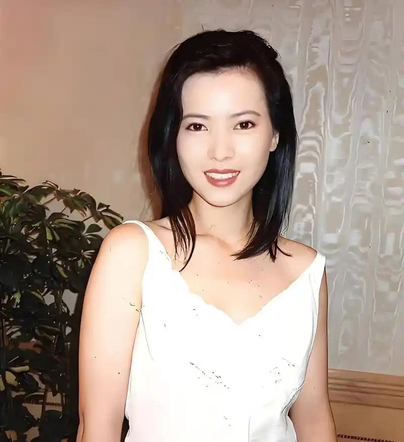 2012年，刘德华托人给蓝洁瑛送去10万港币。他没有交房租，没有吃饭，而是带着钱