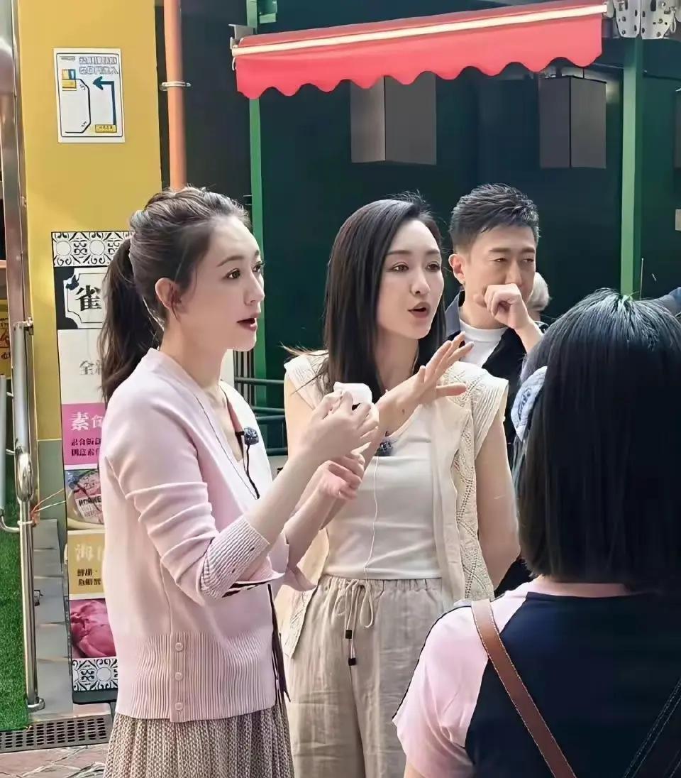 很明显，还是王鸥更胜一筹。王鸥和李小冉室外做节目两张合影。相比之下，王鸥更端庄