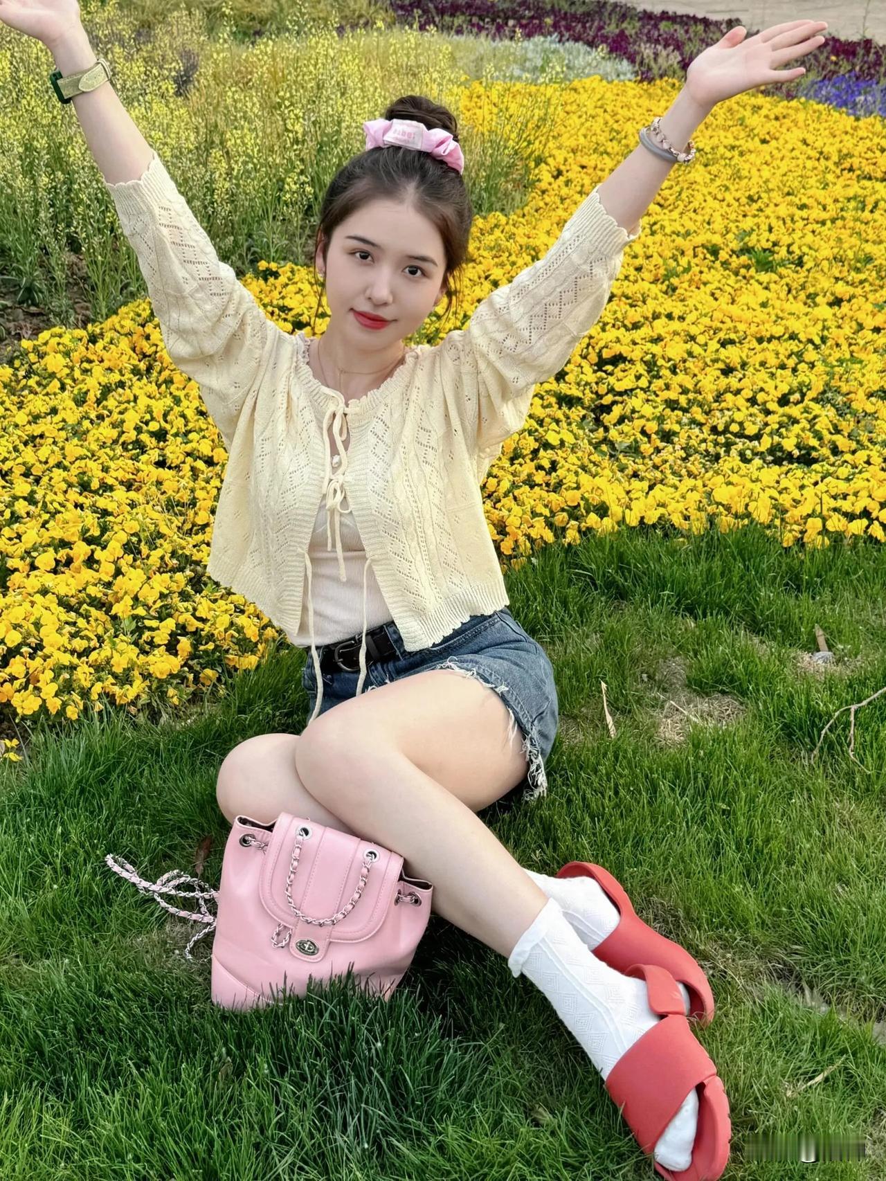 这么好的天气当然要出门溜溜自己啦懒人拖鞋拯救一切外出不舒服～科柔这款红色的