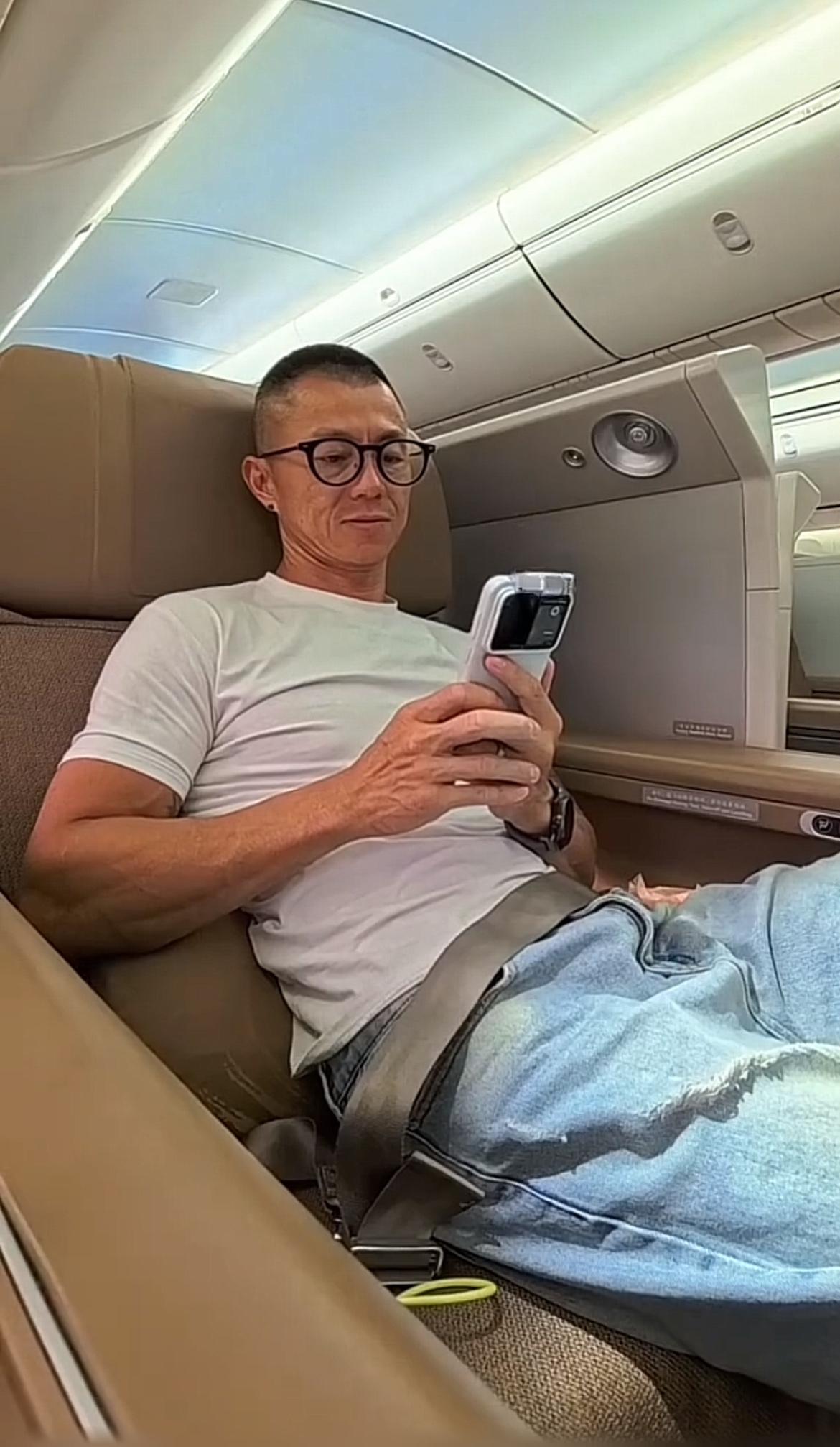 又看到陈震坐头等舱了，我真的是太幸福了，虽然我从来没坐过头等舱，也很久没有坐过飞