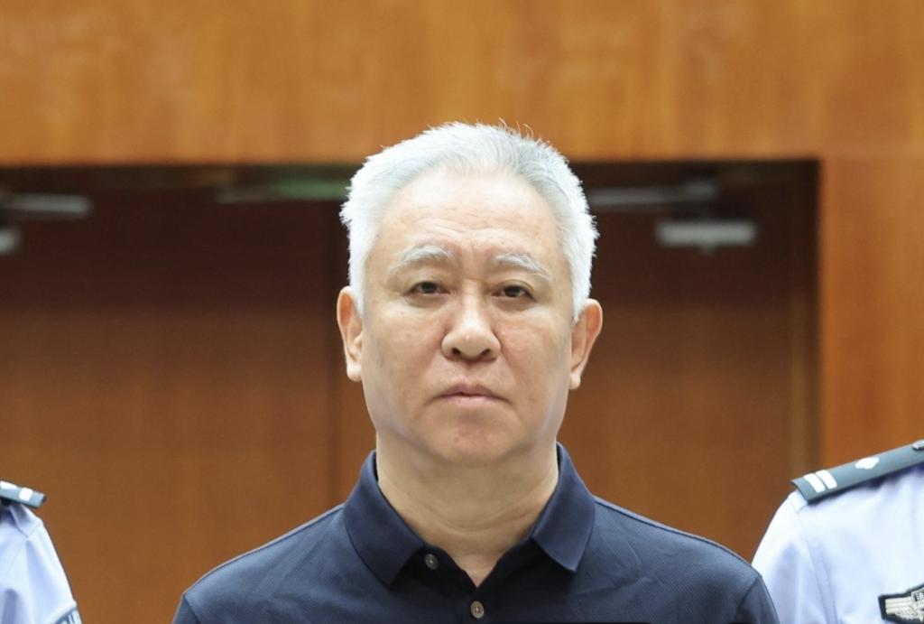 大家发现没有？许家印连眉毛都白了。68岁白头不稀奇，但68岁连眉毛都白了，少