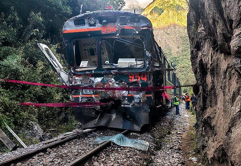 快报！据中国驻秘鲁使馆消息，12月30日秘鲁南部两列载有游客的火车相撞，一名司机