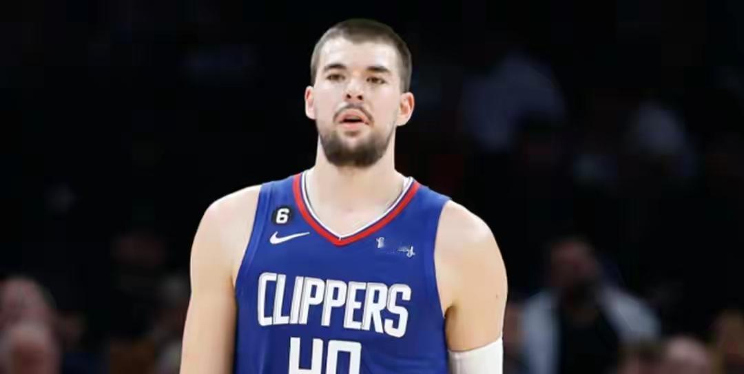 祖巴茨今天在篮下打出来统治力！是快船赢球的功臣！祖巴茨出战32分钟，砍下18分