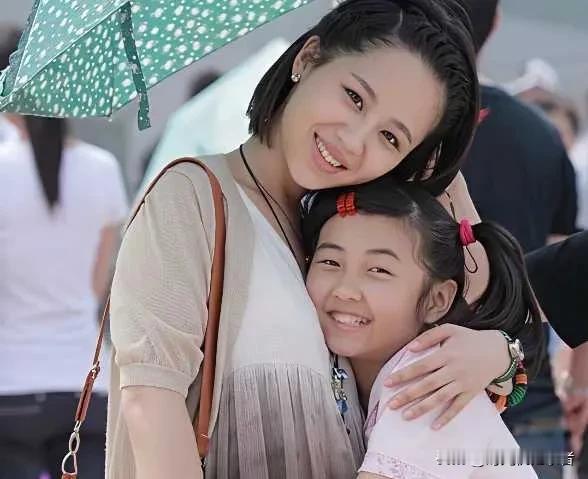 杨紫竟然比张子枫大9岁，二人2014年合作了《老爸回家》。二人演绎了不太熟悉的