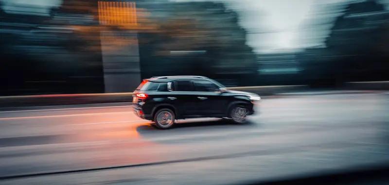 高速上刹车失灵是超可怕的事，掌握应对方法能救命。遇到这情况得先冷静，别慌着踩油