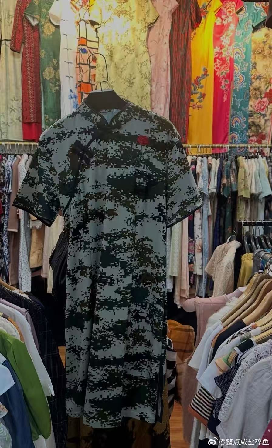 吴京老兵旗袍笑不活了！这身老兵旗袍也太适合吴京了吧，毫无违和感，网友：别让谢楠