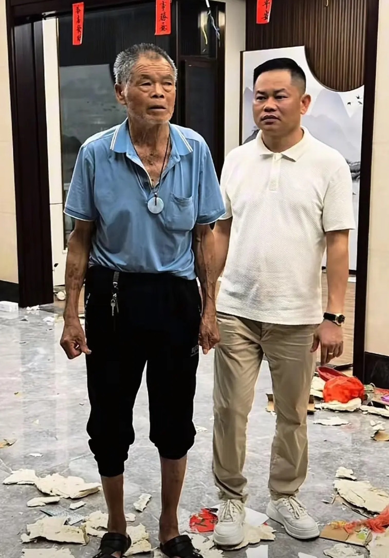 心水哥别墅被拆，最伤心的不是他，而是他在乡下的老父亲！一个正面和一个背影的合照透