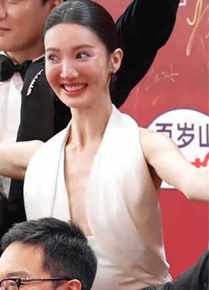 金晨又变脸，差点没认出来，苹果肌饱满的吓人，排骨胸毫无美感​​​