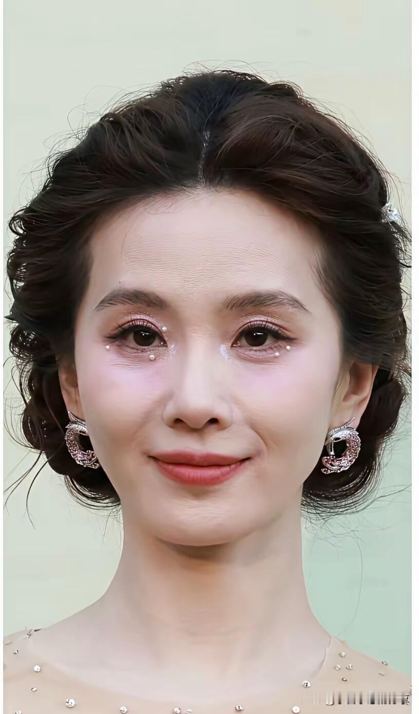 妈妈年纪比刘诗诗大，但妈妈看着更加从容优雅，一看就是年轻时候长得很漂亮的那种，老