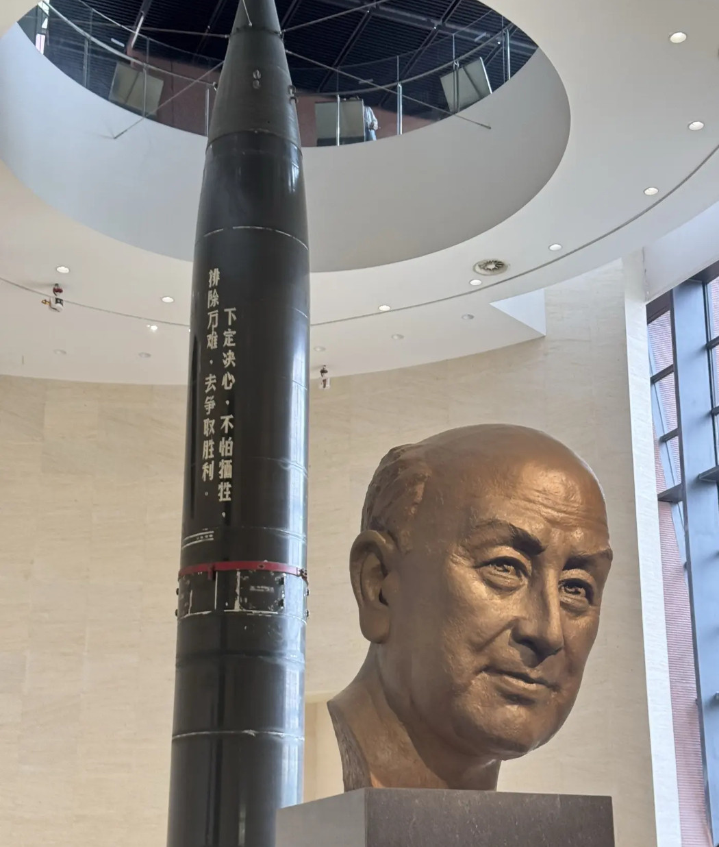 干惊天动地事，做隐姓埋名人。（这个角度我喜欢）