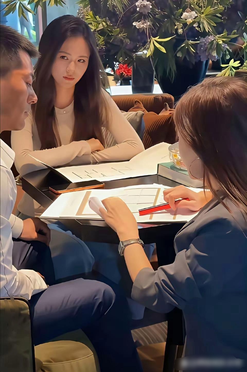 不怪他老婆这个眼神，换谁还不是